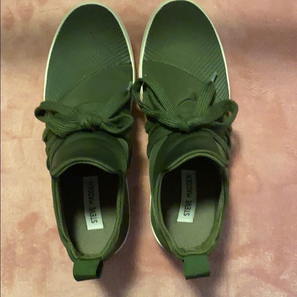 Steve Madden Lancer Sneaker size 8 OLIVE GREEN